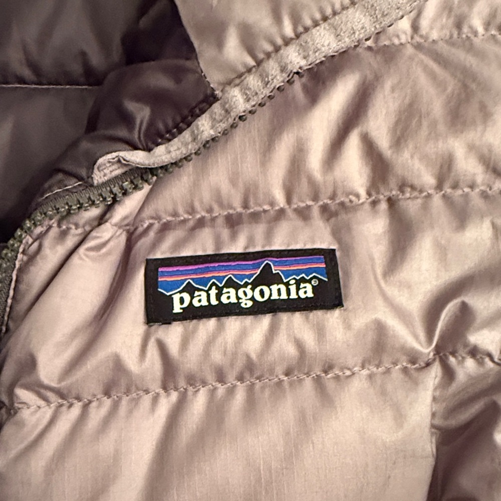 Patagonia Women’s Light Weight Grey Jacket - Picture 3 of 4